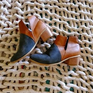 Two tone boots sz 9 slight scuffing